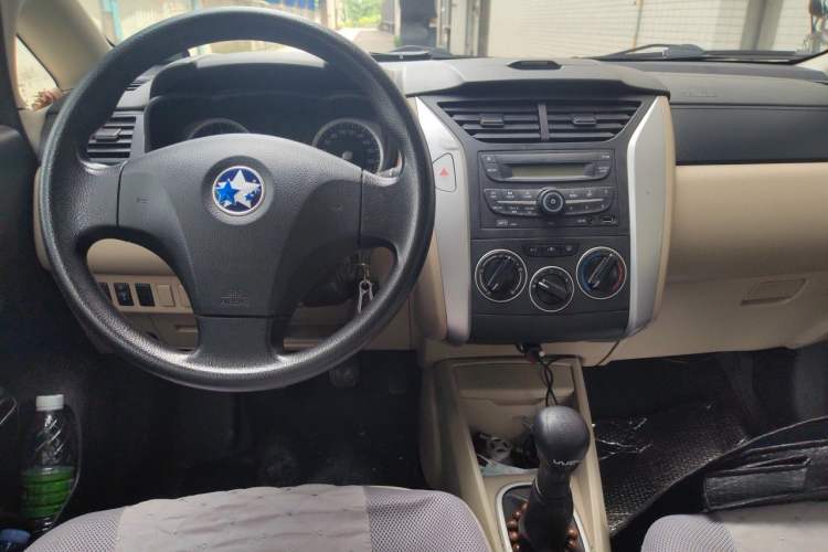 Used Venucia R50 2014 1.6L Manual Splendid Edition Center Console