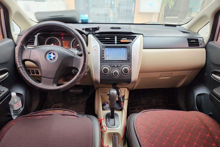 Used Venucia R50 2014 1.6L Automatic Splendid Edition Center Console