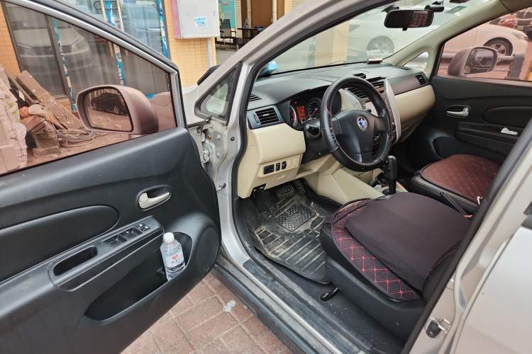 Used Venucia R50 2014 1.6L Automatic Splendid Edition Driver Seat