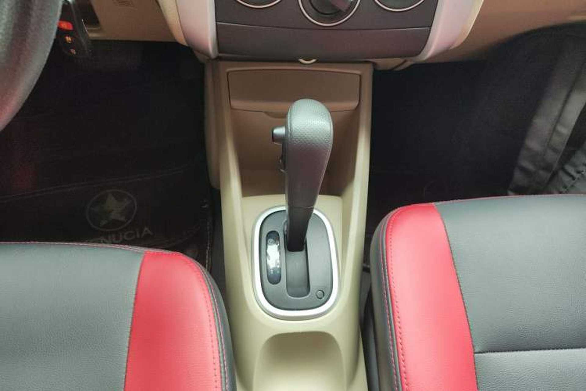 Used Venucia R50 2014 1.6L Automatic Splendid Edition Gear Lever