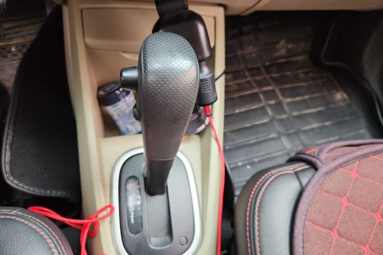 Used Venucia R50 2014 1.6L Automatic Splendid Edition Gear Lever