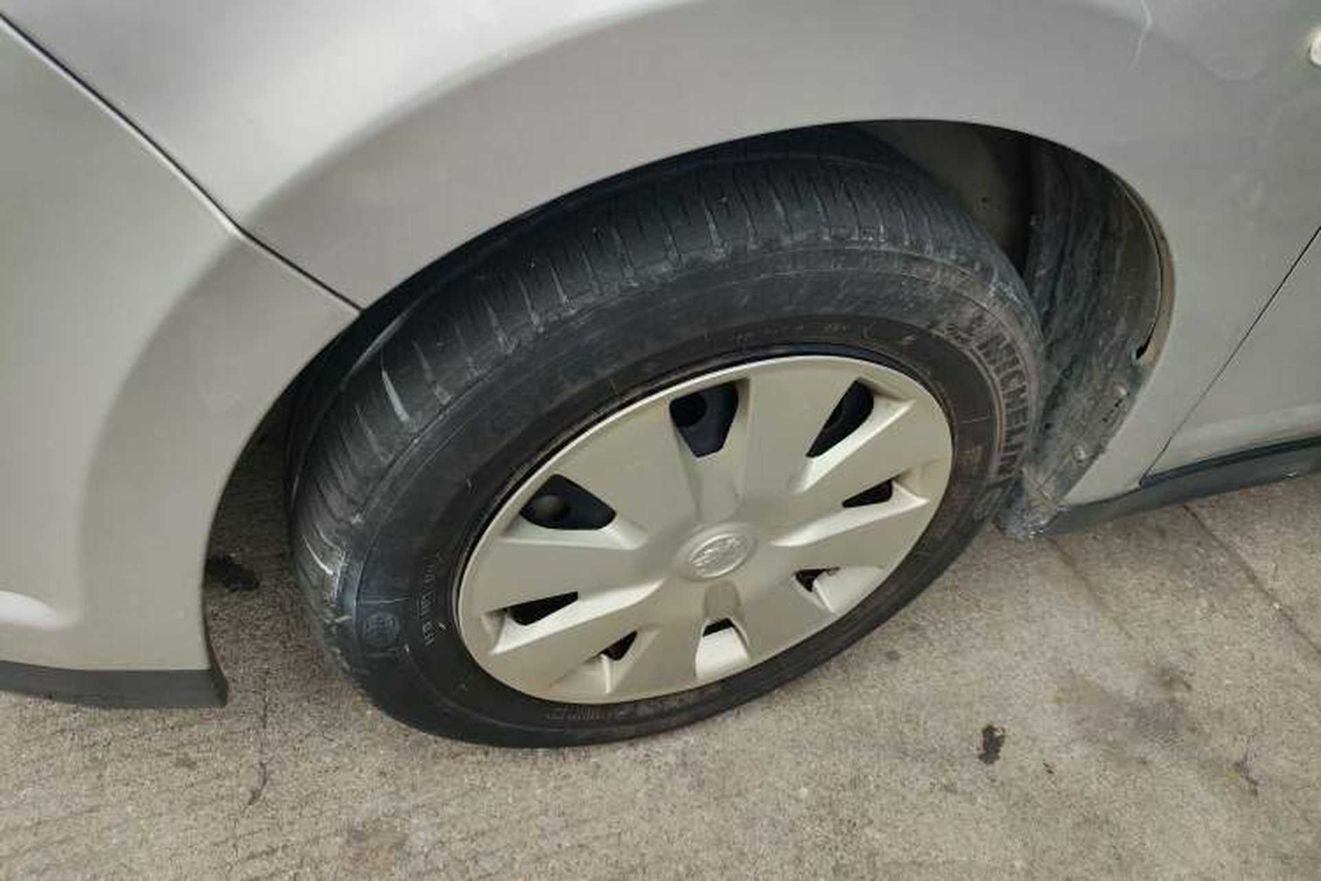 Used Venucia R50 2014 1.6L Automatic Splendid Edition Left Front Wheel Hub