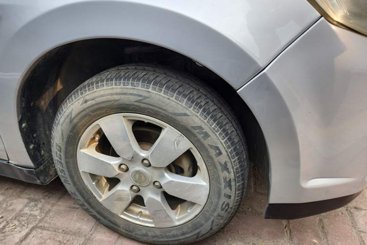 Used Venucia R50 2014 1.6L Automatic Splendid Edition Right Front Wheel Hub
