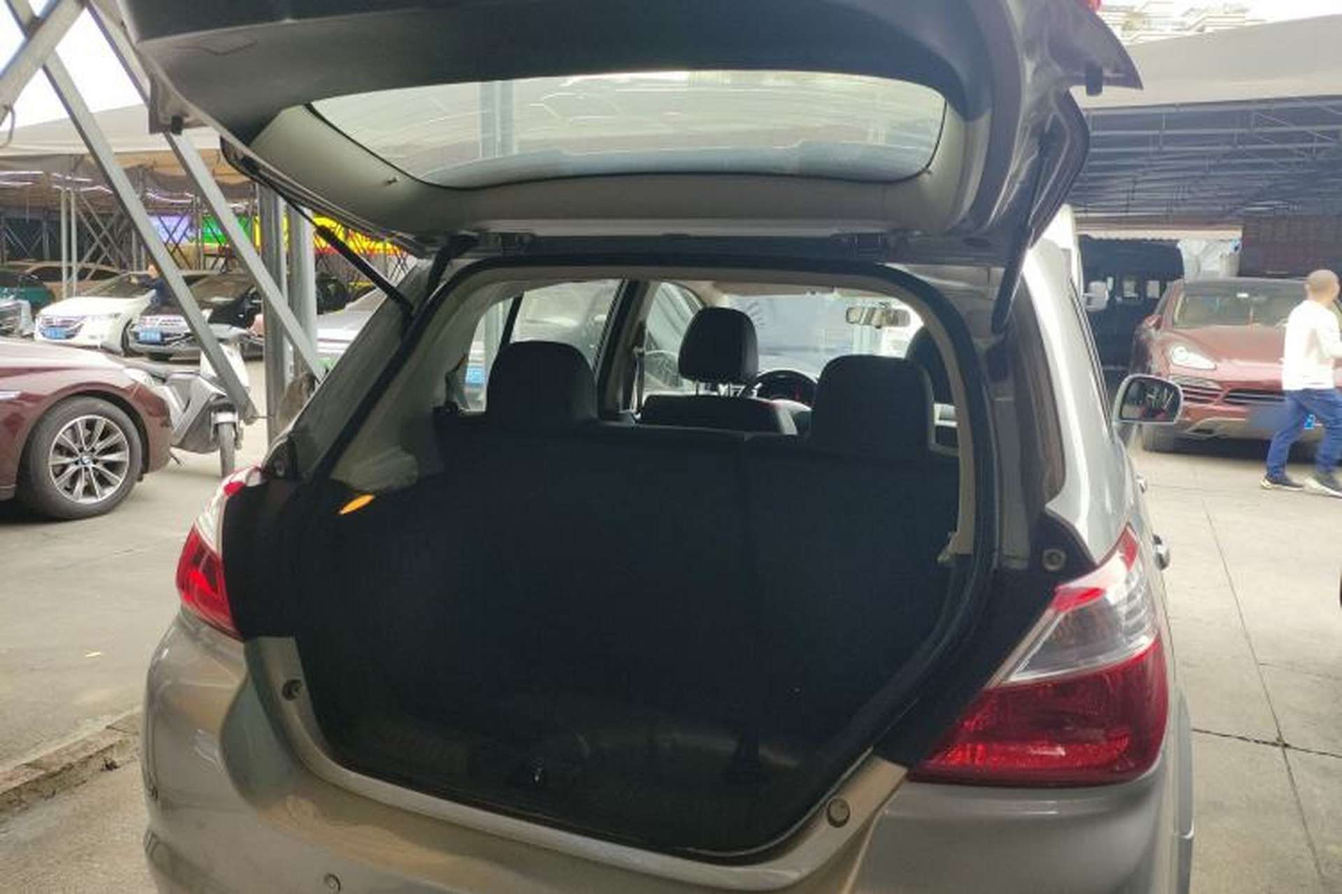 Used Venucia R50 2014 1.6L Automatic Splendid Edition Trunk