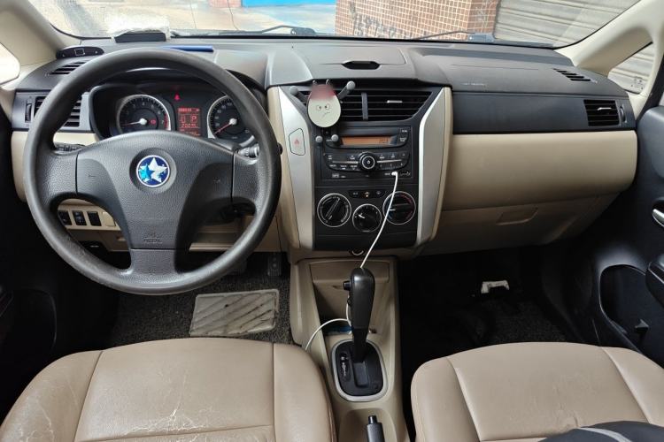 Used Venucia R50 2014 1.6L Automatic Splendid Edition Center Console