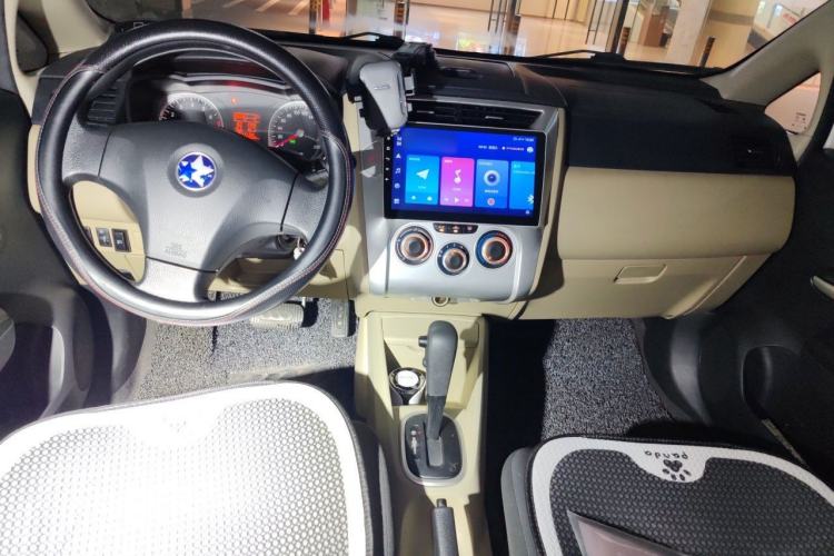 Used Venucia R50 2014 1.6L Automatic Splendid Edition Center Console