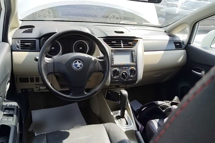 Used Venucia R50 2014 1.6L Automatic Splendid Edition Center Console