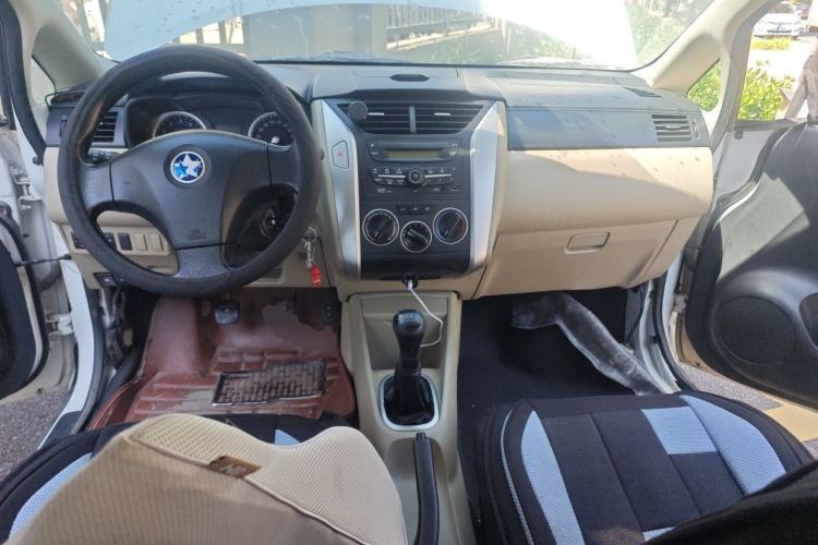 Used Venucia R50 2014 1.6L Manual Splendid Edition Center Console