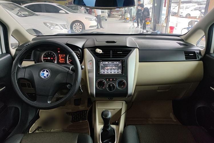 Used Venucia R50 2014 1.6L Manual Splendid Edition Center Console