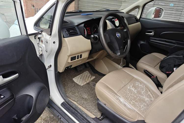 Used Venucia R50 2014 1.6L Automatic Splendid Edition Driver Seat
