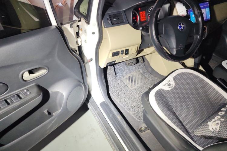 Used Venucia R50 2014 1.6L Automatic Splendid Edition Driver Seat