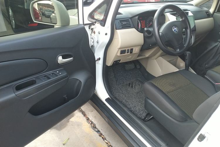 Used Venucia R50 2014 1.6L Automatic Splendid Edition Driver Seat