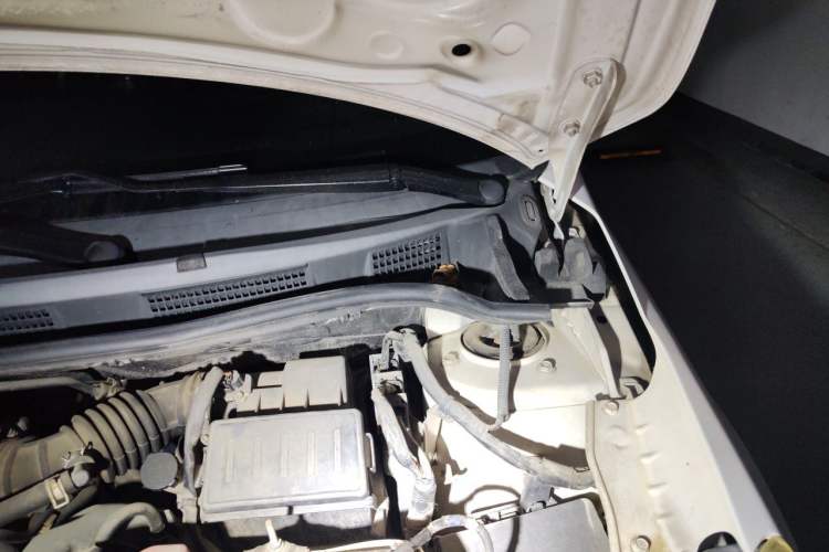Used Venucia R50 2014 1.6L Automatic Splendid Edition Engine Bay Left
