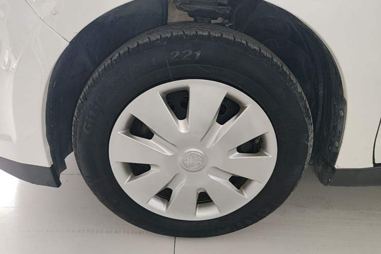 Used Venucia R50 2014 1.6L Manual Splendid Edition Exterior 2