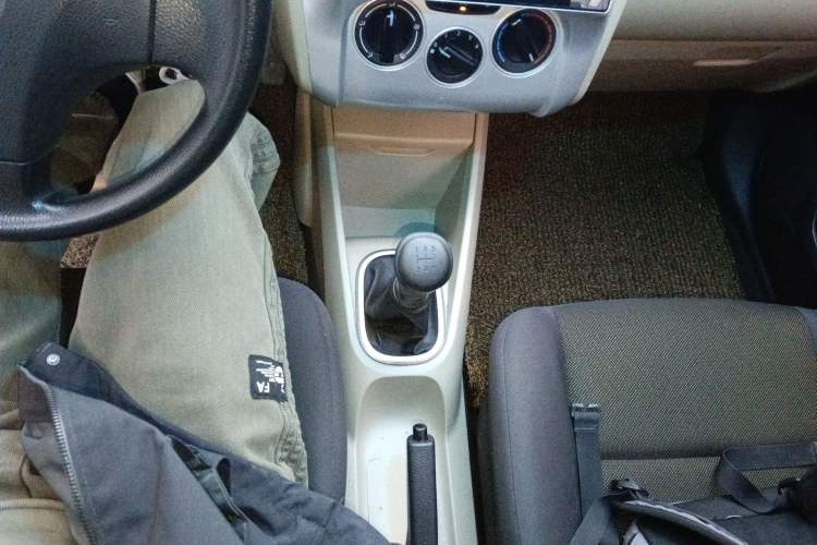Used Venucia R50 2014 1.6L Manual Splendid Edition Gear Lever
