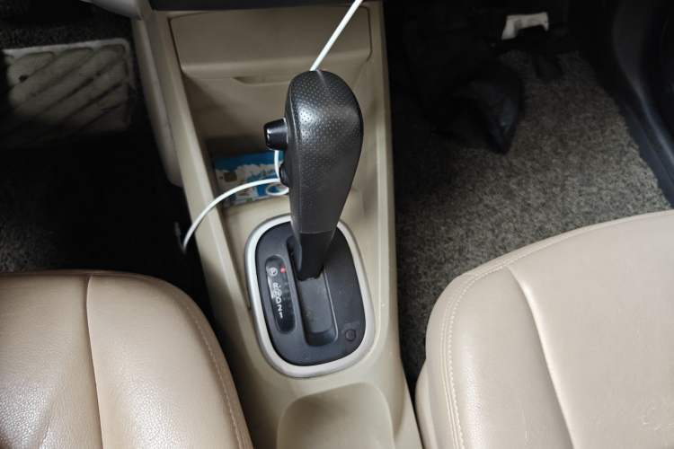 Used Venucia R50 2014 1.6L Automatic Splendid Edition Gear Lever