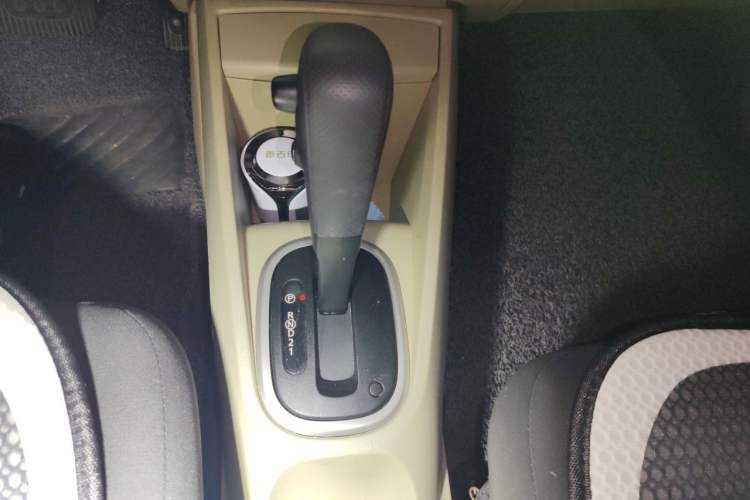Used Venucia R50 2014 1.6L Automatic Splendid Edition Gear Lever