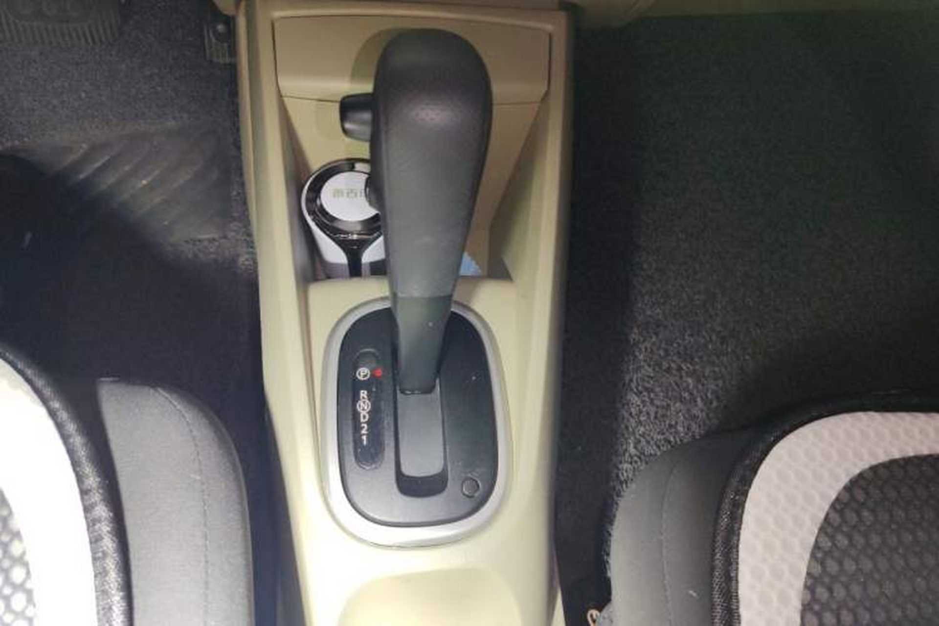 Used Venucia R50 2014 1.6L Automatic Splendid Edition Gear Lever