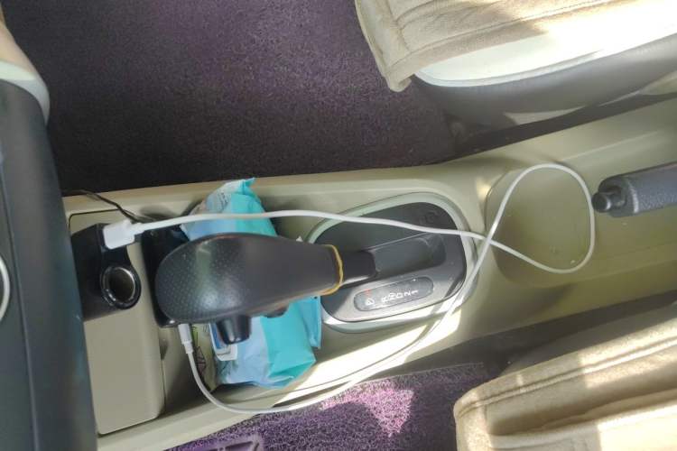 Used Venucia R50 2014 1.6L Automatic Splendid Edition Gear Lever