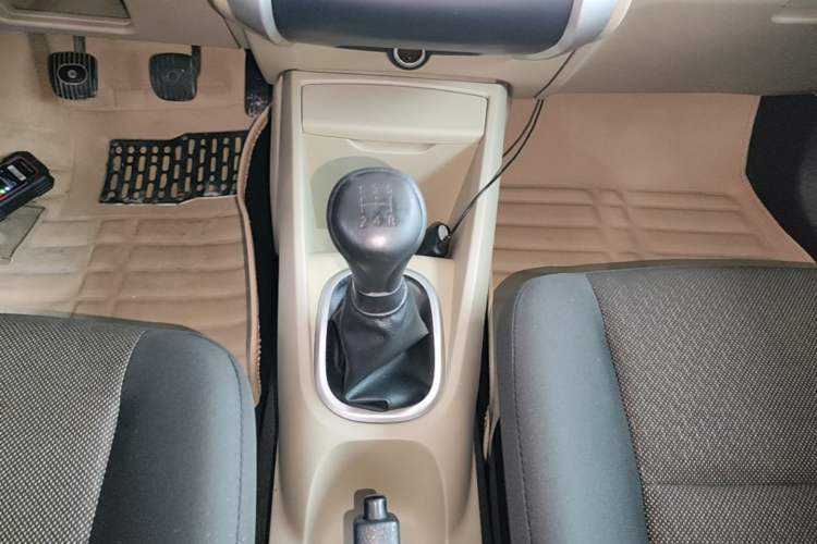 Used Venucia R50 2014 1.6L Manual Splendid Edition Gear Lever