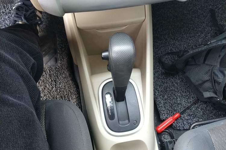 Used Venucia R50 2014 1.6L Automatic Splendid Edition Gear Lever