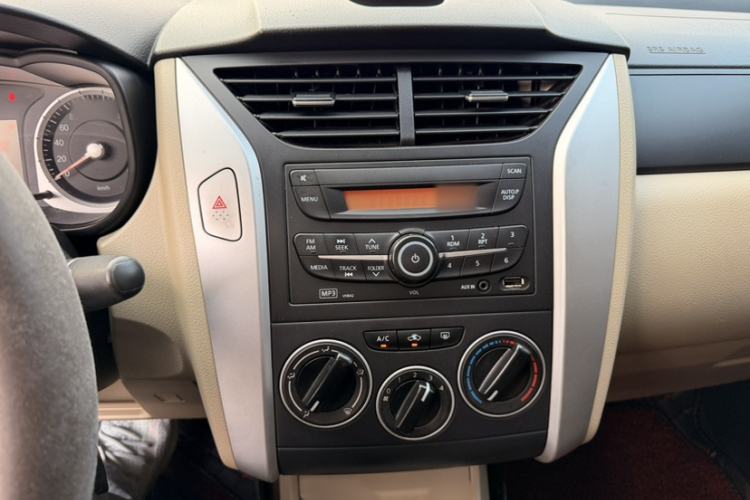 Used Venucia R50 2014 1.6L Automatic Splendid Edition Interior 10