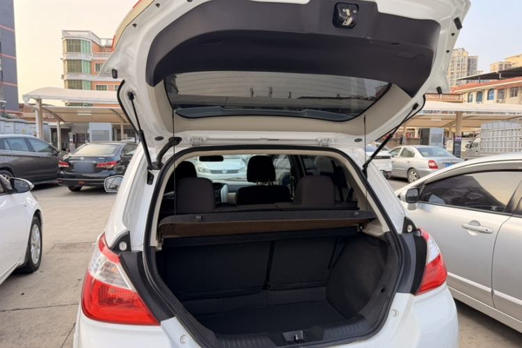 Used Venucia R50 2014 1.6L Automatic Splendid Edition Interior 2
