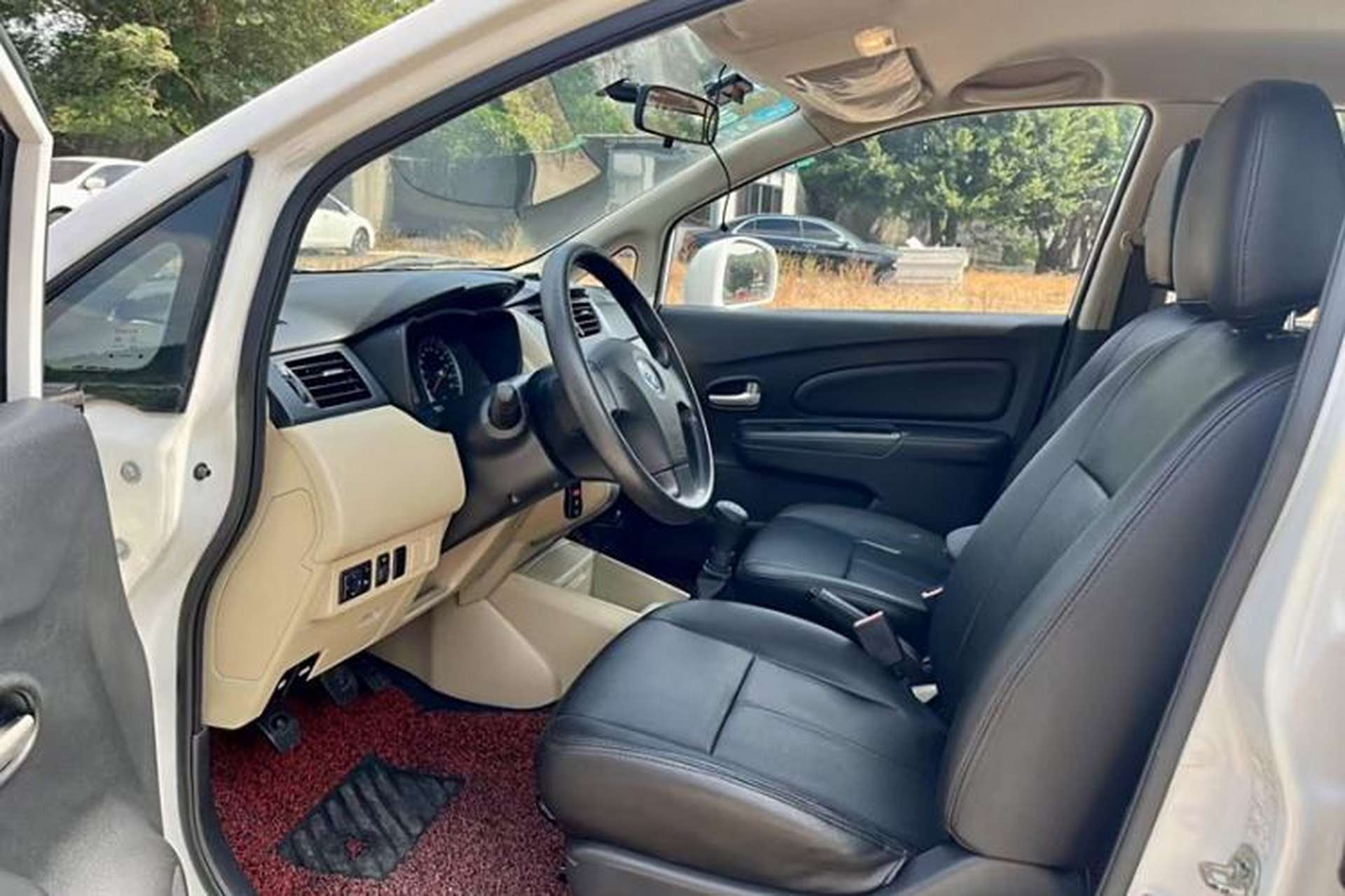 Used Venucia R50 2014 1.6L Manual Splendid Edition Interior 2