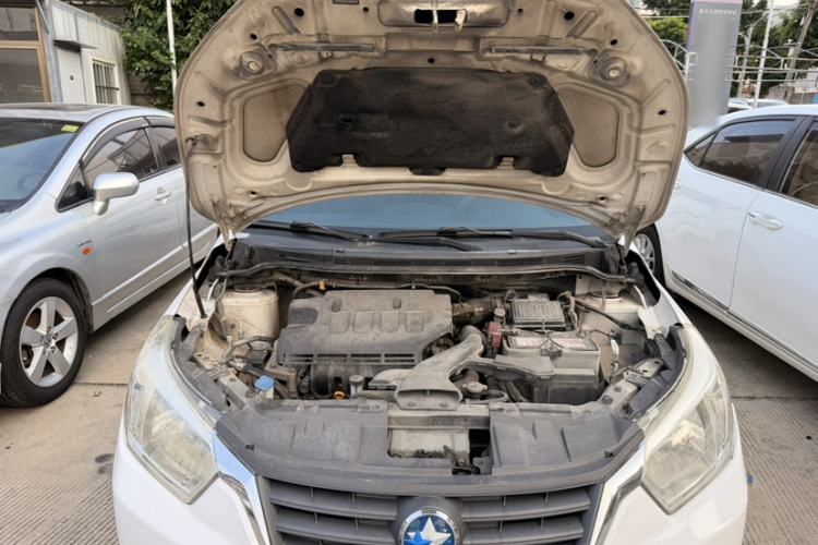 Used Venucia R50 2014 1.6L Automatic Splendid Edition Interior 3