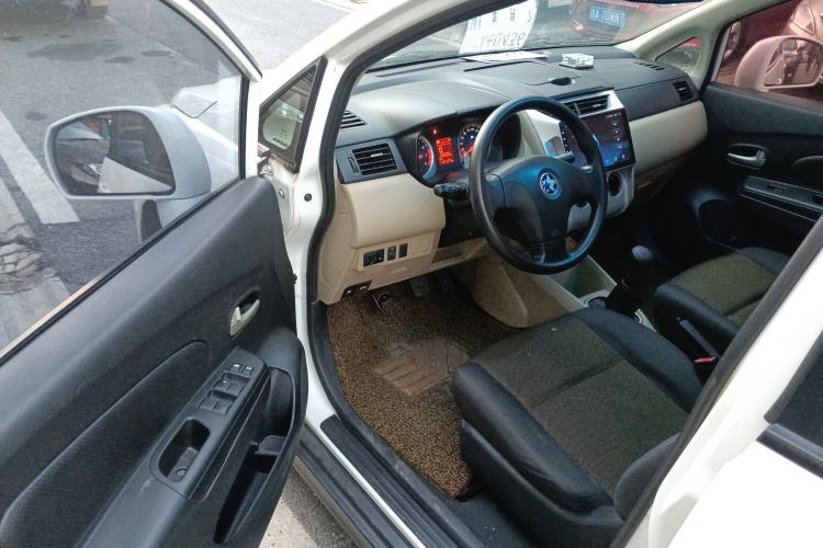 Used Venucia R50 2014 1.6L Manual Splendid Edition Interior 3