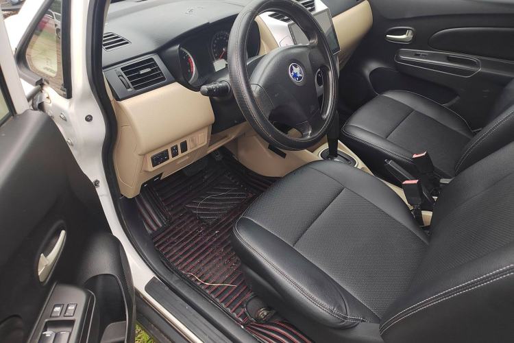 Used Venucia R50 2014 1.6L Automatic Splendid Edition Interior 3
