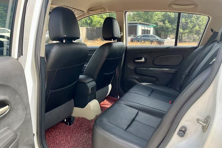 Used Venucia R50 2014 1.6L Manual Splendid Edition Interior 3