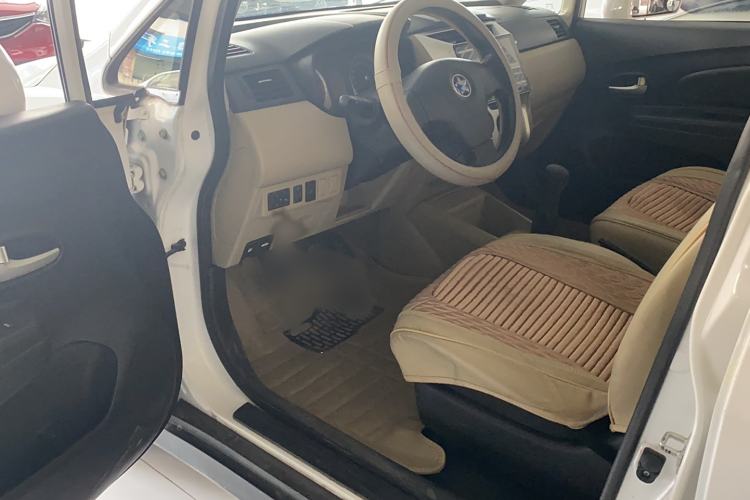 Used Venucia R50 2014 1.6L Manual Splendid Edition Interior 4