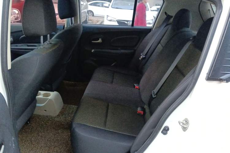 Used Venucia R50 2014 1.6L Manual Splendid Edition Interior 4