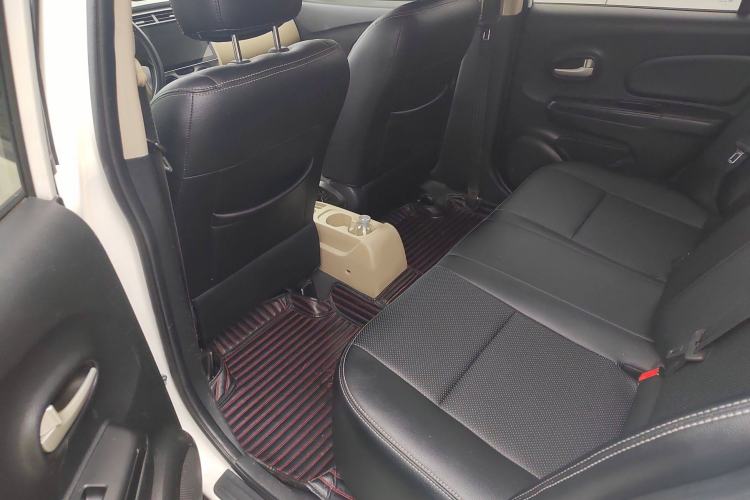 Used Venucia R50 2014 1.6L Automatic Splendid Edition Interior 4
