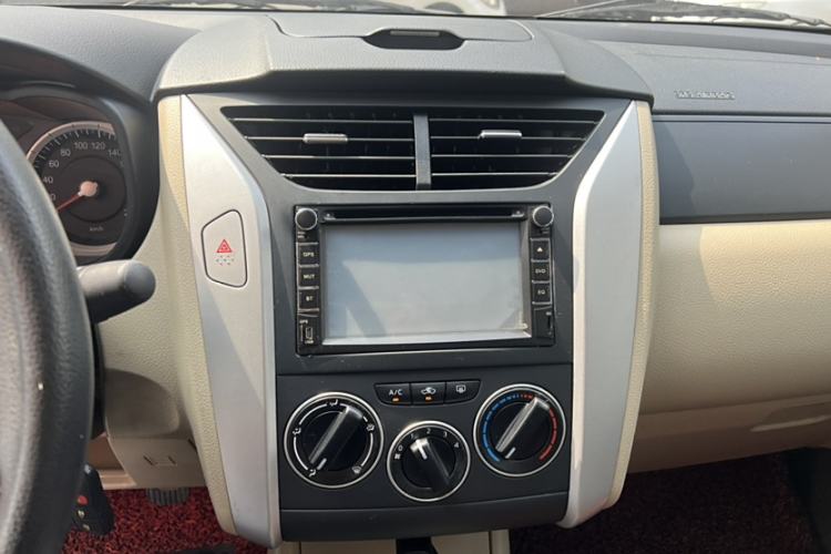 Used Venucia R50 2014 1.6L Manual Splendid Edition Interior 4