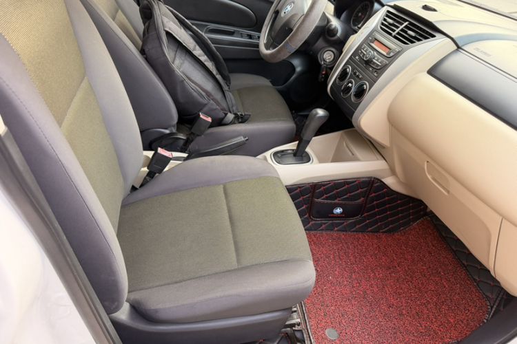 Used Venucia R50 2014 1.6L Automatic Splendid Edition Interior 5