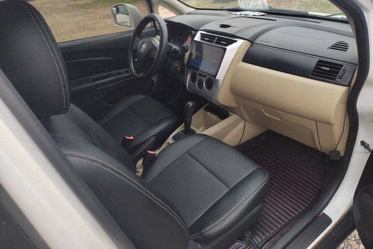 Used Venucia R50 2014 1.6L Automatic Splendid Edition Interior 5