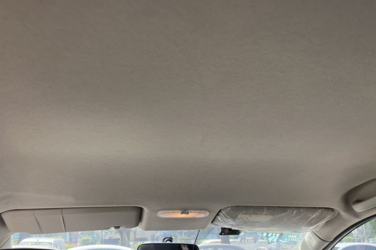 Used Venucia R50 2014 1.6L Manual Splendid Edition Interior 6