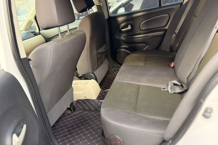 Used Venucia R50 2014 1.6L Automatic Splendid Edition Interior 7