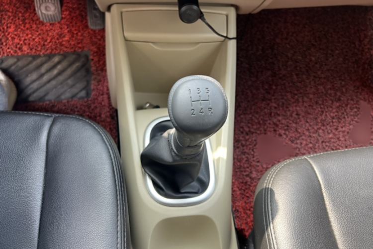 Used Venucia R50 2014 1.6L Manual Splendid Edition Interior 7