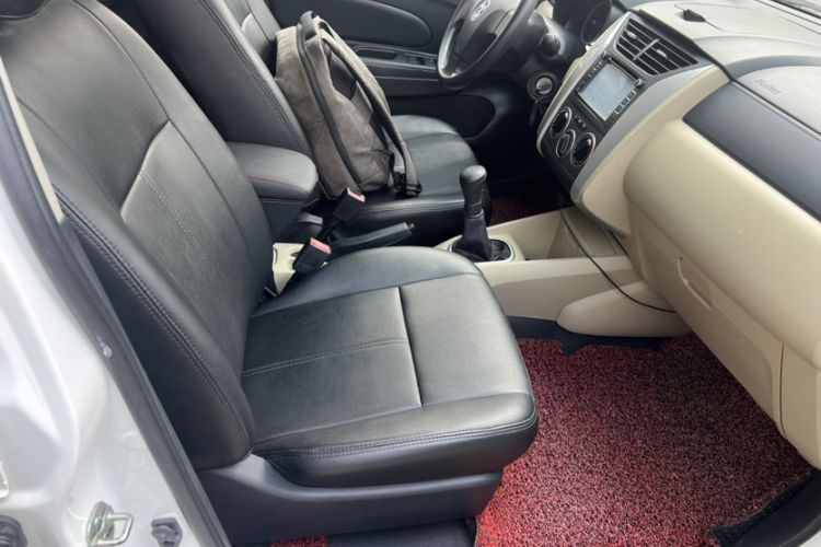 Used Venucia R50 2014 1.6L Manual Splendid Edition Interior 8