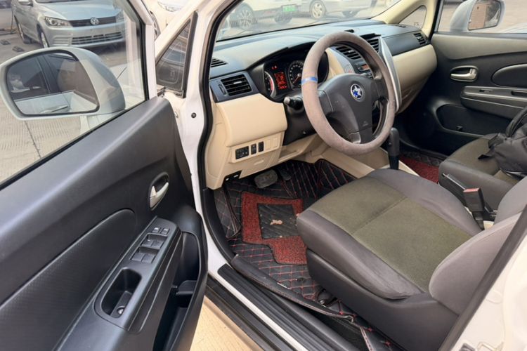 Used Venucia R50 2014 1.6L Automatic Splendid Edition Interior 9