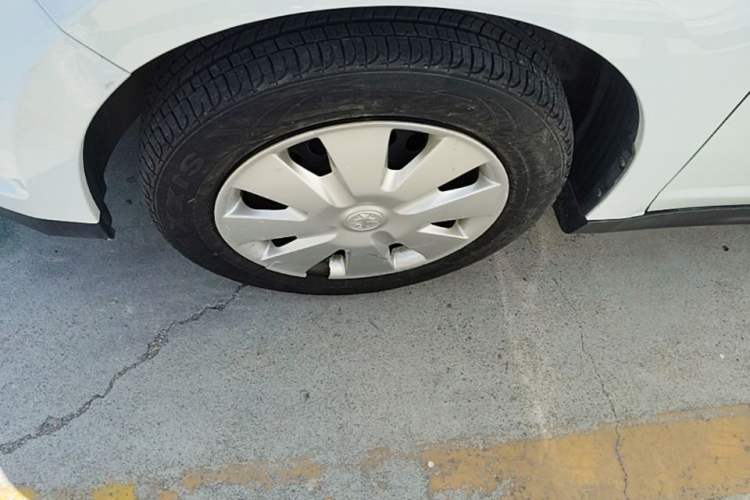 Used Venucia R50 2014 1.6L Automatic Splendid Edition Left Front Wheel Hub