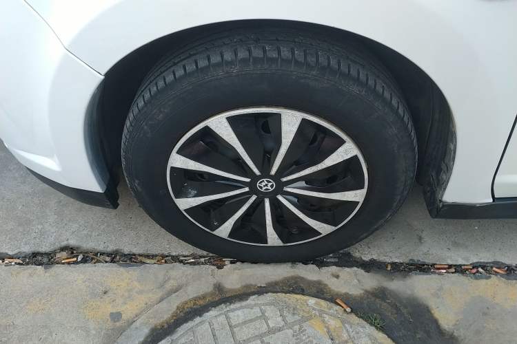 Used Venucia R50 2014 1.6L Automatic Splendid Edition Left Front Wheel Hub