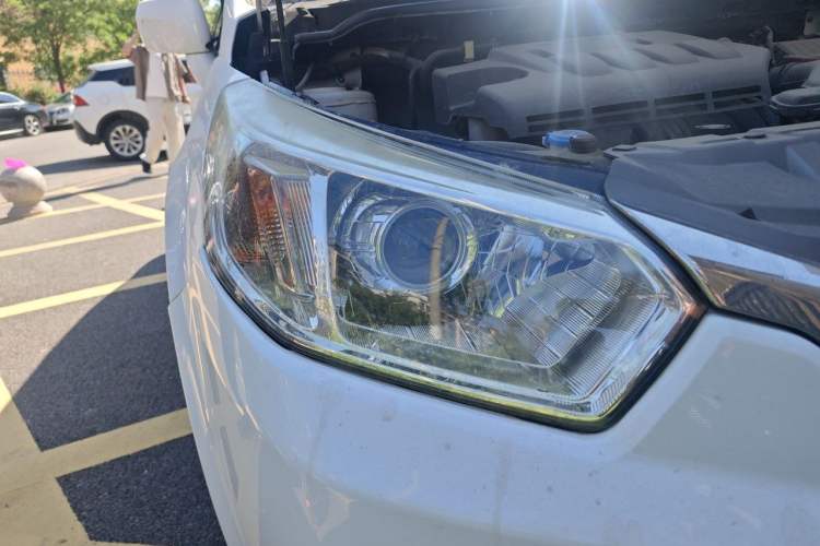 Used Venucia R50 2014 1.6L Manual Splendid Edition Right Front Headlight