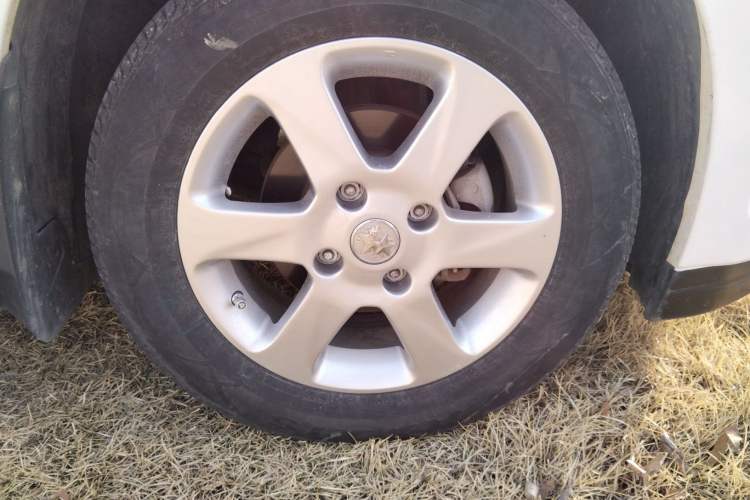 Used Venucia R50 2014 1.6L Manual Splendid Edition Right Front Wheel Hub