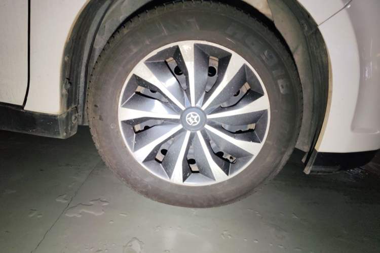 Used Venucia R50 2014 1.6L Automatic Splendid Edition Right Front Wheel Hub