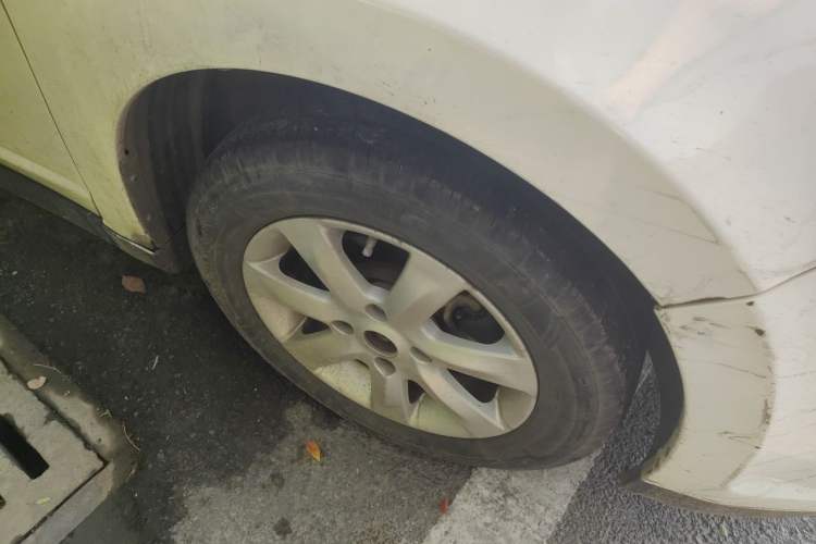 Used Venucia R50 2014 1.6L Automatic Splendid Edition Right Front Wheel Hub