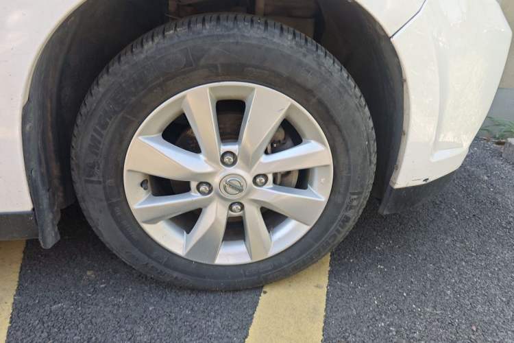 Used Venucia R50 2014 1.6L Manual Splendid Edition Right Front Wheel Hub